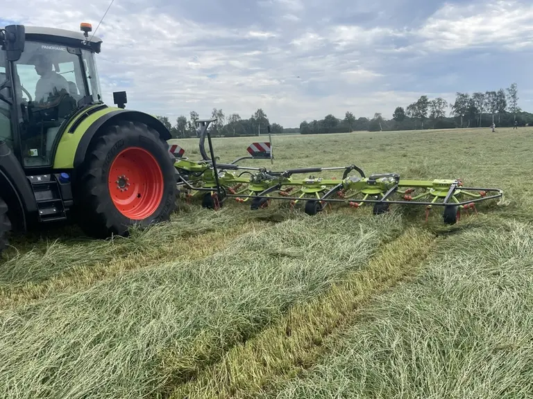 <em class="placeholder">Faneuse portée Claas Volto 1100 au travail</em>