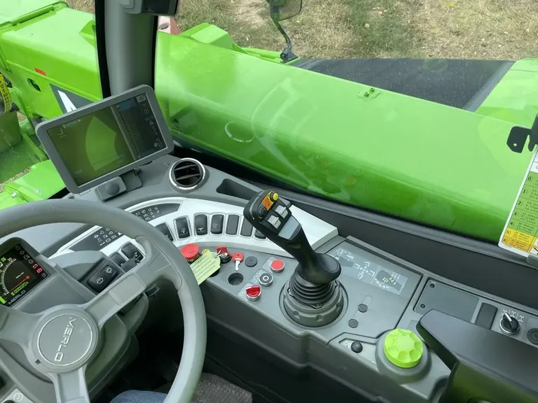 <em class="placeholder">Joystick et écran ASCS des chargeurs télescopiques Merlo Turbofarmer TF42.7 et TF38.10</em>