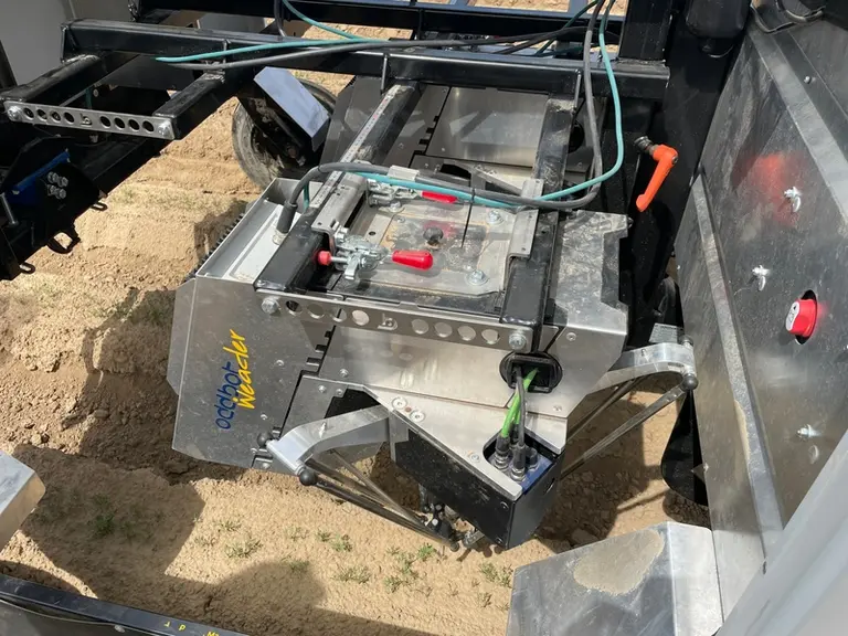 <em class="placeholder">Réglage des modules de désherbage mécanique du robot Maverick d’Odd.Bot</em>
