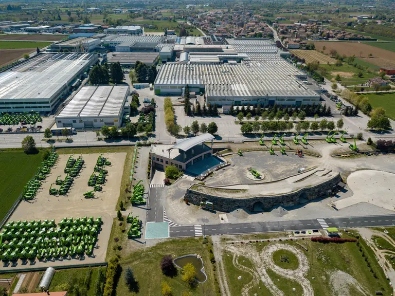 <em class="placeholder">Usine Merlo de Cuneo vue du ciel</em>