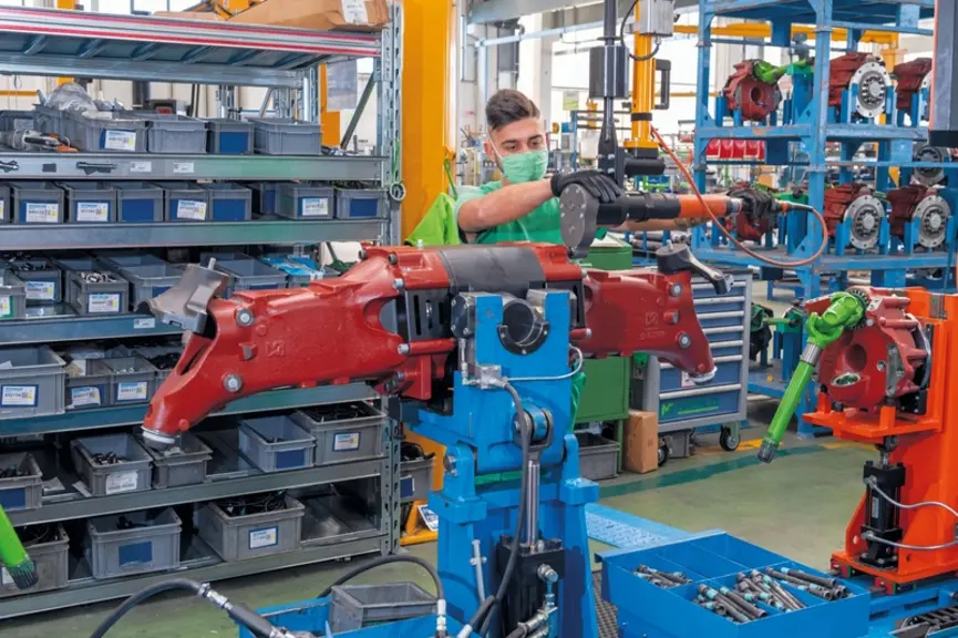 <em class="placeholder">Assemblage d'un pont moteur dans l'usine Merlo de Cuneo en Italie</em>