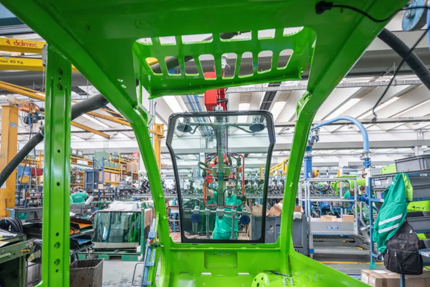 <em class="placeholder">Assemblage de cabine dans l'usine Merlo de Cuneo en Italie</em>