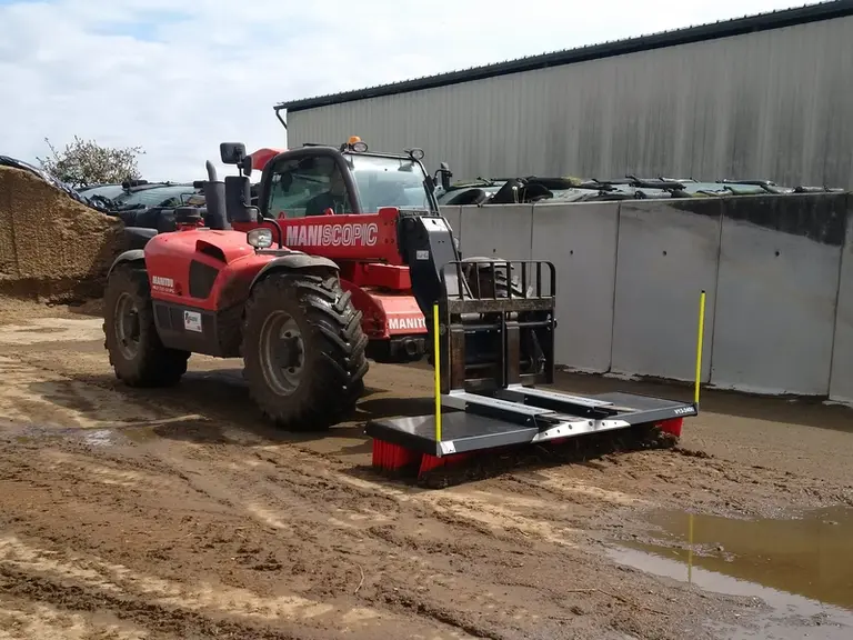<em class="placeholder">Balai ActiSweep sur chargeur télescopique Manitou</em>