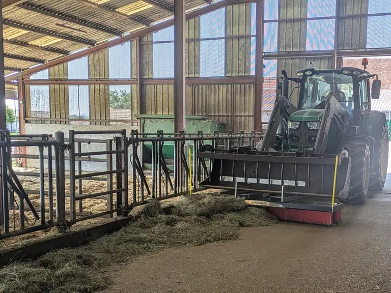 <em class="placeholder">Balai ActiSweep sur chargeur frontal MX et tracteur John Deere</em>