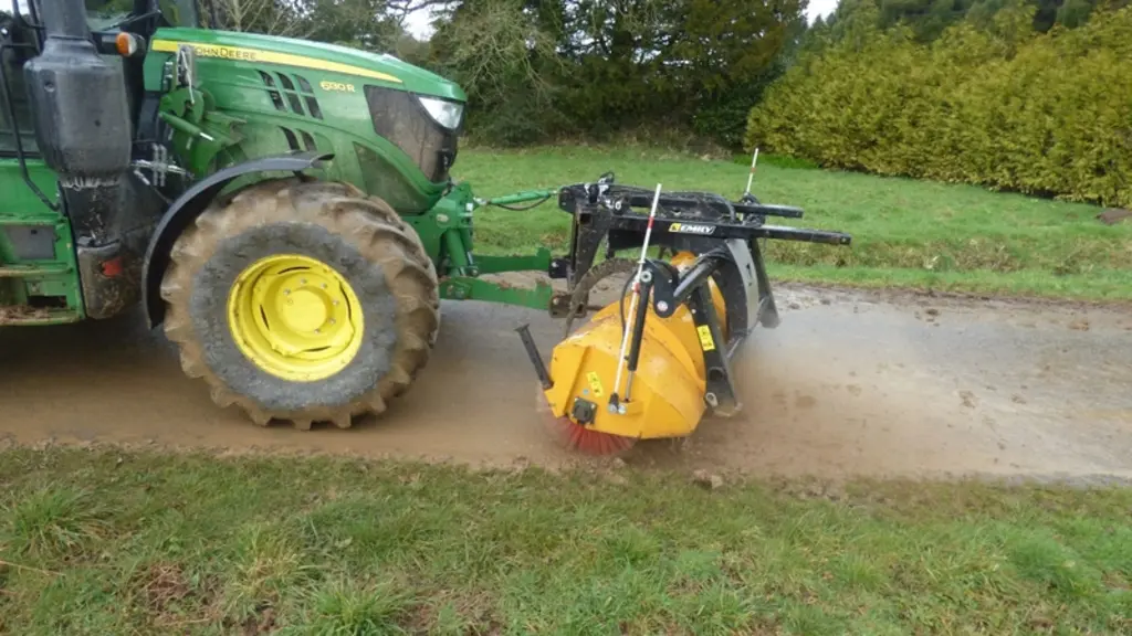 <em class="placeholder">Balai Emily Aero'sweep sur relevage avant d'un tracteur John Deere 6130 R</em>