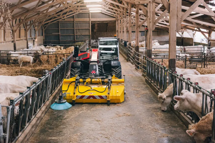 <em class="placeholder">Balayeuse Rabaud avec balai latéral sur chargeur télescopique Massey Ferguson dans une stabulation</em>