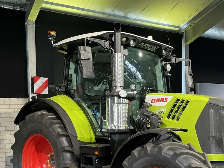 <em class="placeholder">Vue de la cabine du tracteur Claas Arion 5.180 CMatic </em>