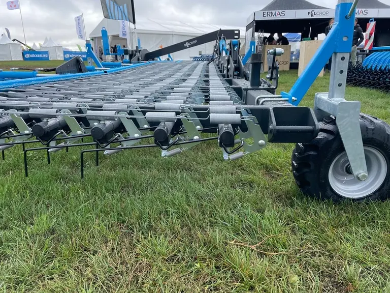 <em class="placeholder">Herse étrille Feelcrop Sigma de 15,30 m de large au salonn Innovagri 2025</em>