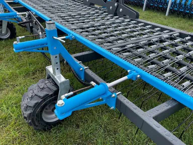 <em class="placeholder">Herse étrille Feelcrop Sigma de 15,30 m de large au salonn Innovagri 2025</em>