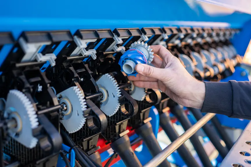 <em class="placeholder">Semoir en ligne Lemken Saphir XMR attelé à un tracteur Claas Arion 660</em>