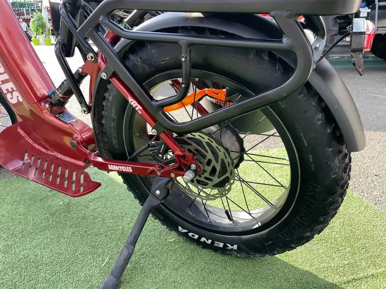 <em class="placeholder">Roue arrière de la trottinette électrique tout-terrain CRT20 d’Agricycles au Space 2026</em>