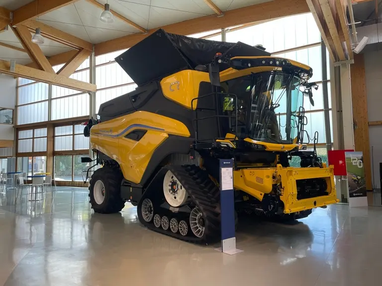 <em class="placeholder">Moissonneuse-batteuse New Holland CR 11</em>
