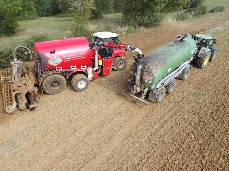 <em class="placeholder">Automoteur Vervaet Hydro Trike et tonne de transfert de lisier avec tracteur John Deere 6M240</em>