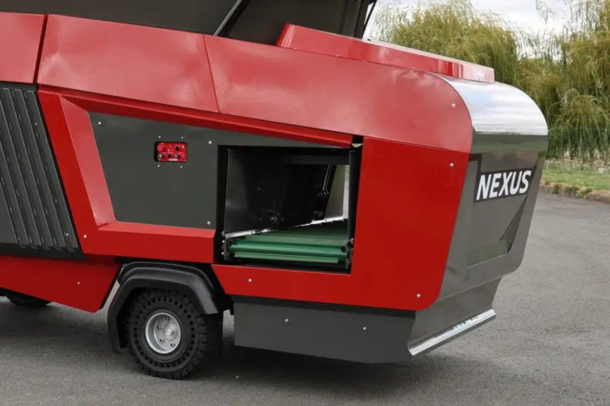 <em class="placeholder">Vue du tapis de distribution du robot d’alimentation Nexus de RMH à batteries interchangeables</em>