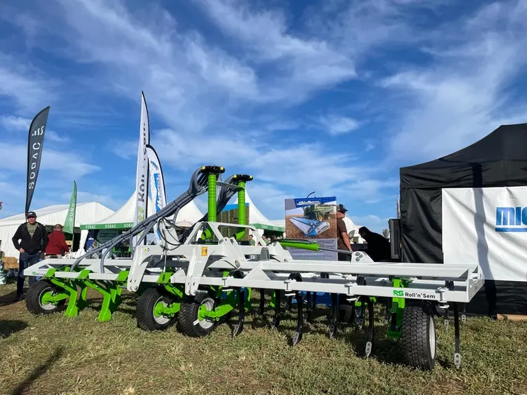 <em class="placeholder">Semoir à dents de 6 m de large présenté à Innov-Agri Grand Sud-Ouest 2026 par Roll'N'Sem</em>