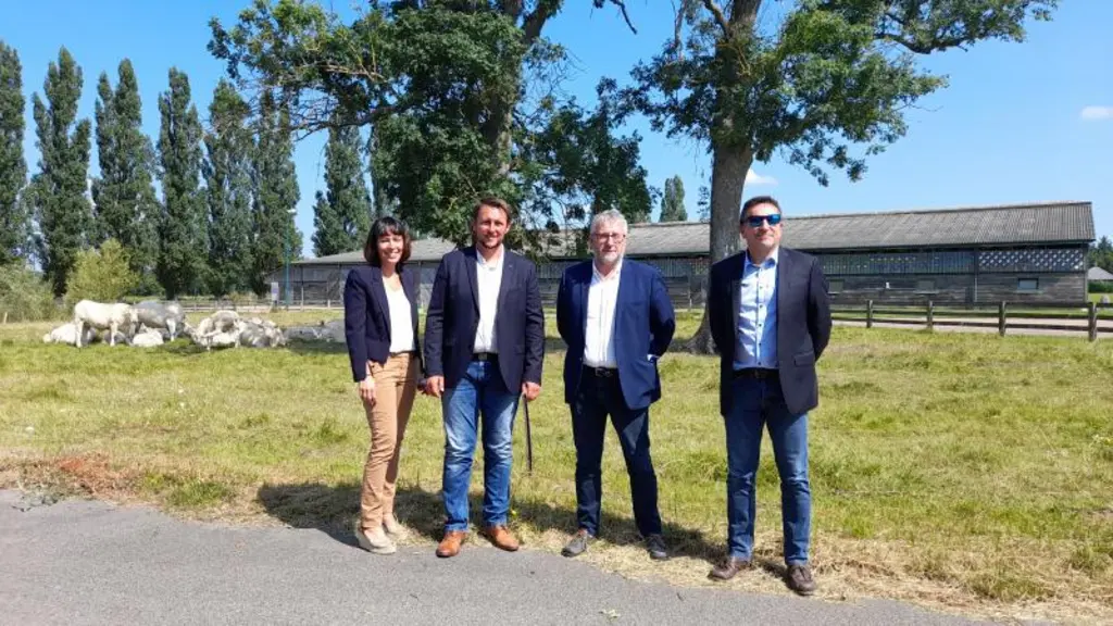 De gauche à droite : Florence Marquis et Sébastien Cluzel, respectivement directrice et président du HBC, Philippe Guillien et Emmanuel Berthon, respe