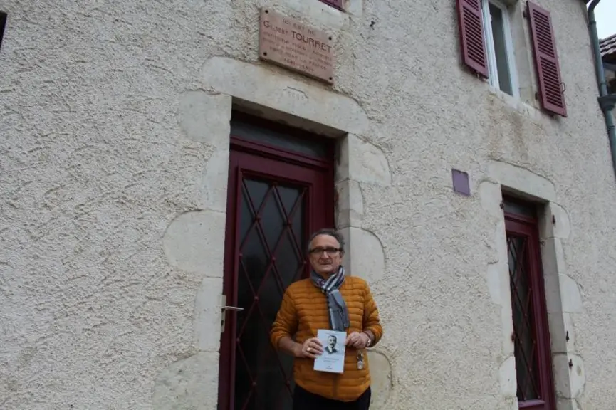 Gilbert, le frère de Jean Pierre, a reçu un hommage national en 1928 de la part du Ministère de l'Instruction Publique. Une plaque a été apposée en sa