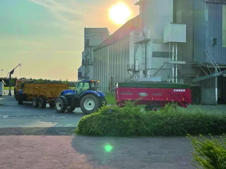 Dès la première belle journée, les camions se sont succédés au silo de l’aube à tard dans la nuit.