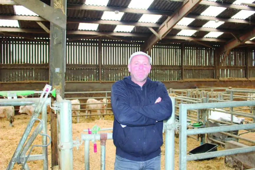 Mickaël Dupont, exploitant en polyculture-élevage
installé depuis 2009 en EARL sur l'exploitation des
Gouttes à Dompierre-sur-Besbre.