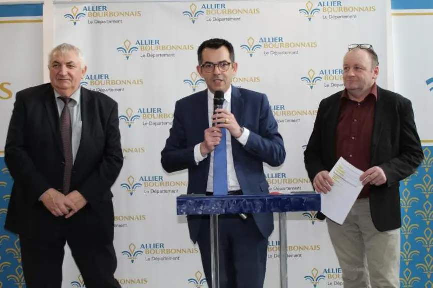 De gauche à droite : Jean Laurent, conseiller départemental de l'Allier en charge des questions agricoles, Claude Riboulet, président du Conseil dépar
