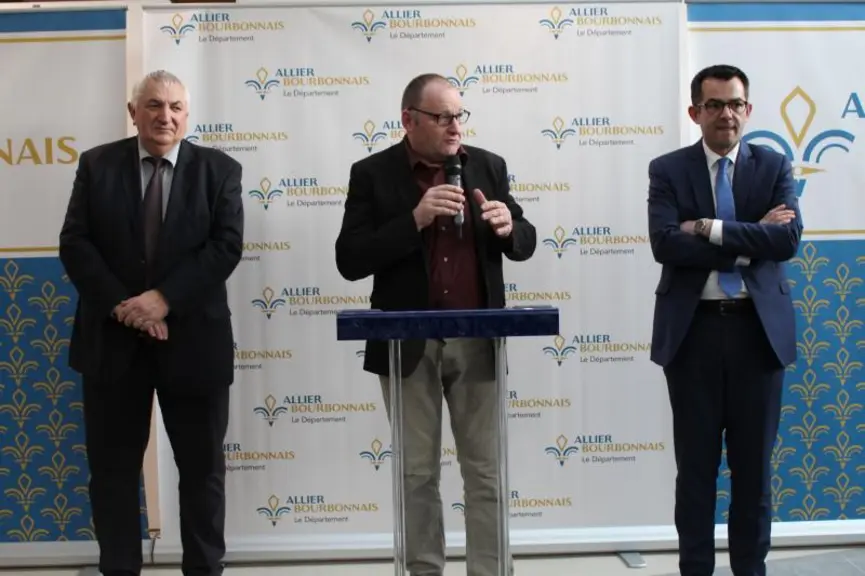 De gauche à droite : Jean Laurent, conseiller départemental de l'Allier en charge des questions agricoles, Patrice Bonnin, président de la Chambred 'a