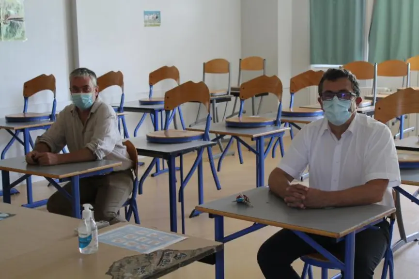 Fabrice Ranoux et Luc Champin, dans l'une des salles de classes où un sens de circulation est mis en place par les deux portes.