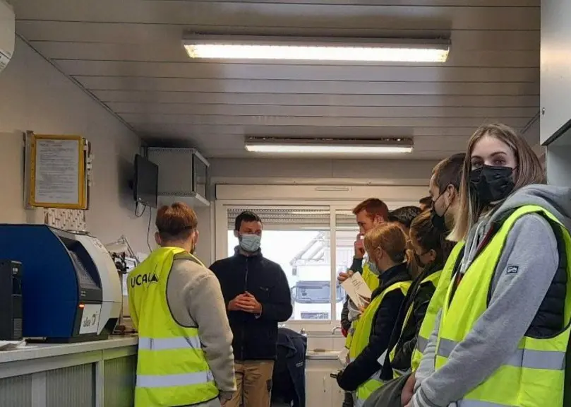 Benjamin Boutonnet, Animateur de bassin, a assuré la visite du poste de pilotage du silo.