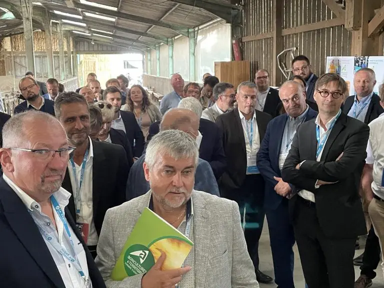 Représentants du monde politique, de l’État et de la profession agricole ont pu échanger avec le jeune installé.