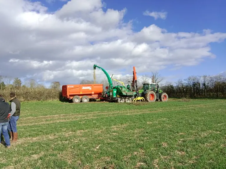 Au programme : des démonstrations d’engins agricoles, comme le grappin coupeur et la déchiqueteuse.