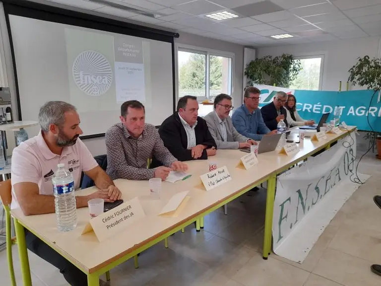 Représentants de la FNSEA de l’Allier, partenaires et représentants de l’État à la tribune.
