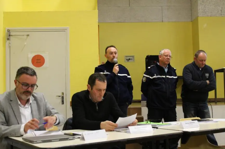 Les gendarmes interviennent au début de chaque réunion pour un point de vigilance sur la sécurité des exploitations agricoles. Ici le capitaine Ombret