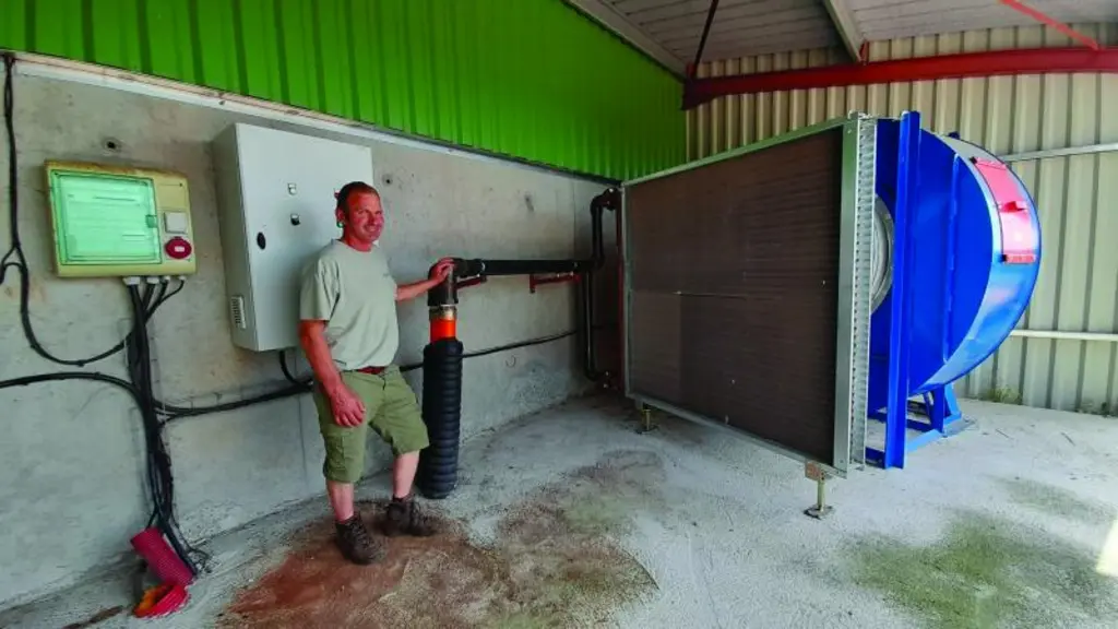 Le séchoir sur grilles équipé d’une soufflerie et d’un radiateur de taille conséquente.