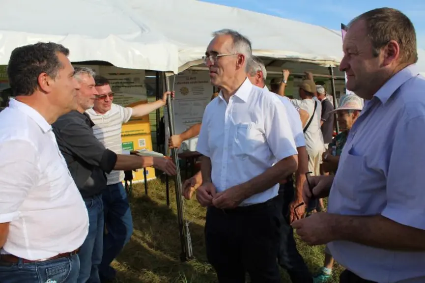 Visite des stands par la délégation officielle.
De gauche à droite, Luc Champin, directeur du lycée agricole du Bourbonnais, Jean-Francis Treffel, pr