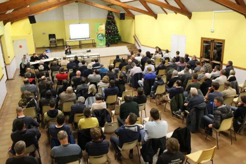 Ici, à la salle des fêtes de Neuve.