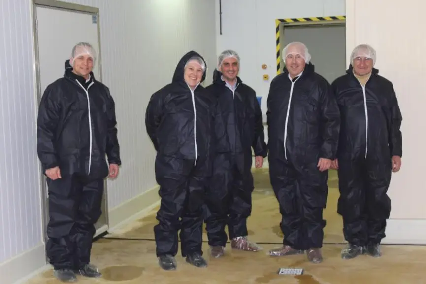 Élus et responsables du groupe Axereal Élevage ont visité ensemble le site d’Auvergne Poussins sur la commune de Saint-Germain-de-Salles, dans le dépa