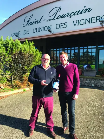 Sylvain Miniot, œnologue, et Frédéric Germain, directeur de la cave de Saint-Pourçain, à l’entrée de la boutique d’où s’élancera la Ficelle 2020.