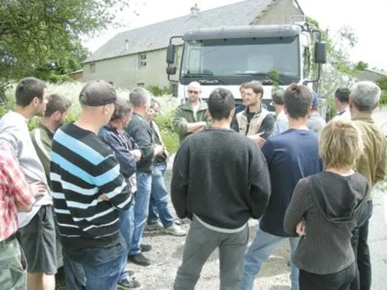 Blocage d’un camion de collecte de lait à Manzat. Des broussailles ont été déposées au Trésor Public et sur le camion pour symboliser la déprise agric
