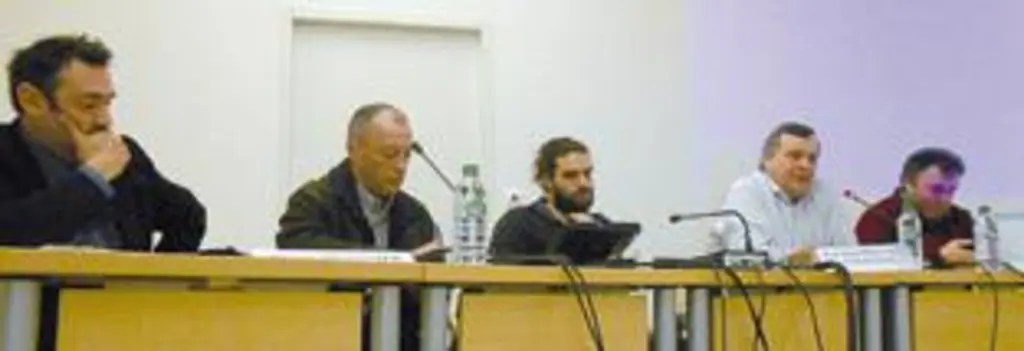 A la tribune de gauche à droite, Serge Bionnier, responsable de l’organisation de la conférence, Christian Peyronny, président de l Fnsea 63,  Christo
