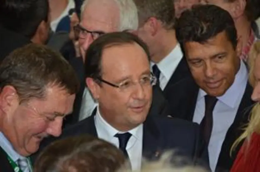 Discussion entre le Chef de l’Etat, Jacques Chazalet, Xavier Beulin et Karen Serres.
