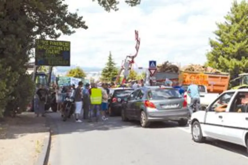 A 11 h les entrées sud de Clermont ainsi que le Brézet et Clermont-Nord étaient paralysées. Les tracteurs ont été placés en travers de la route pour c