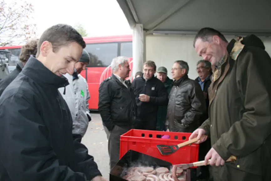 A l’heure du casse-croute, barbecue et plancha sont de mises pour faire griller saucisses et parfait de Charolais. Le vin chaud est également le bienv