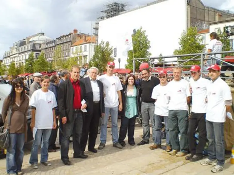 Les jeunes moutonniers du Puy-de-Dôme (tee-shirt blanc) entouré de Lionel Mulher, Conseiller général du canton de Pontgibaud, Serge Godard, maire de l