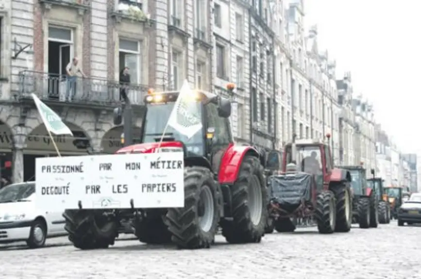 À l’appel de la FDSEA et des Jeunes agriculteurs du Pas-de-Calais, 400 exploitants en tracteurs ont défilé en cortège dans les rues d’Arras, de Boulog