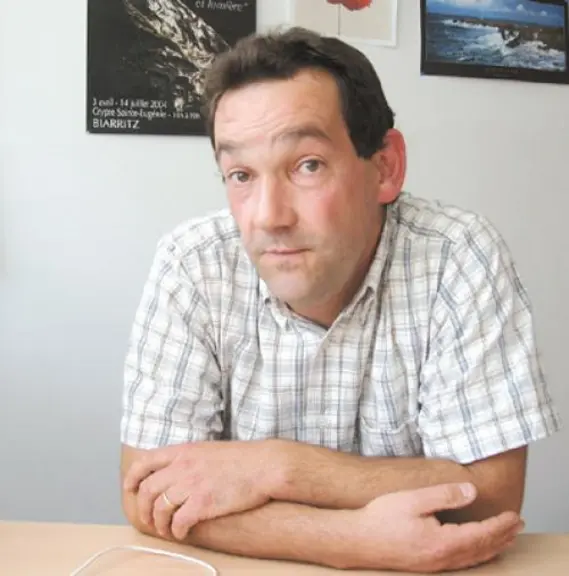 Emmanuel Renard est éleveur de volailles fermières bio et producteur de céréales biologiques à Antoingt, près d’Issoire, depuis 1999. Il est favorable