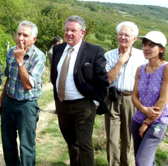 Annie et son père André ont, avec Paul Barbasanges, oenologue de la Fédération viticole, montré tout le professionnalisme dont sait faire preuve cette