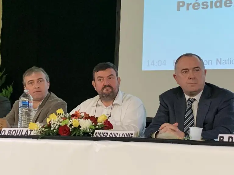 De gauche à droite : Patrick Bénézit, secrétaire général adjoint de la FNSEA, Olivier Boulat, président de la FDSEA de Lozère aux côtés du ministre de