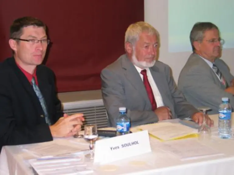 Yves Soulhol directeur, Michel Thouly et Gérard Budin ont tenté de rassurer les producteurs sur l’avenir du lait