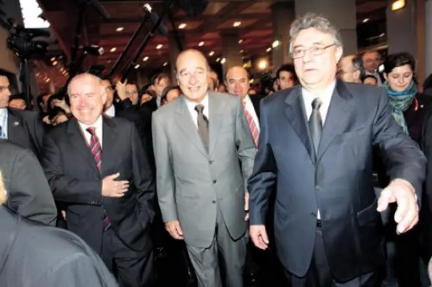 Le Président de la République démarre le trajet de l’inauguration du Salon International de l’Agriculture. Il est accompagné par Dominique Bussereau,