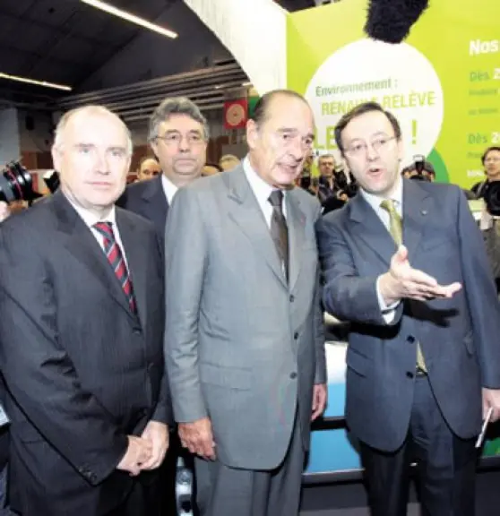Luc Bastard, délégué à l’environnement à la Direction des Affaires publiques du groupe Renault présente au Président les projets et véhicules roulant