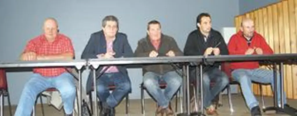 Dominique Barrau et Jacques Chazalet, au centre sur la photo, ont répondu à l’invitation de Pascal Servier, David Chauve et Jean-Yves Ayel qui, au nom
